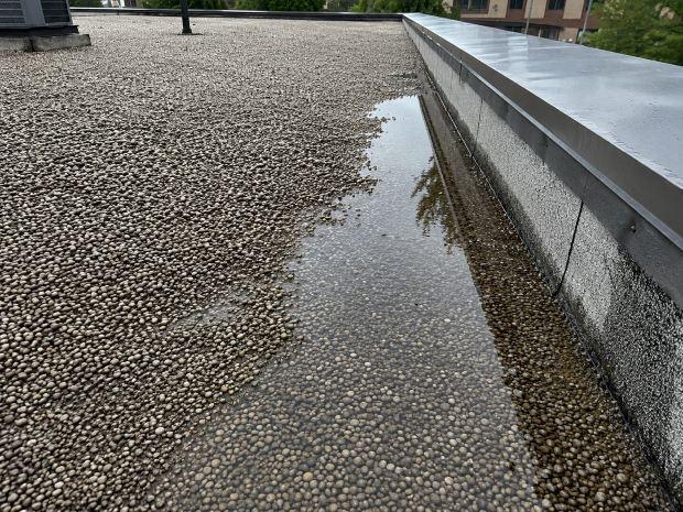 Accumulo di  acqua vicino al parapetto 