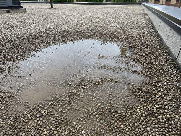 Accumulo di acqua sulla copertura in ghiaia