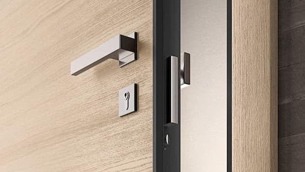Portoncino d&rsquo;ingresso al sole: perch&eacute; cambia chiusura durante il giorno