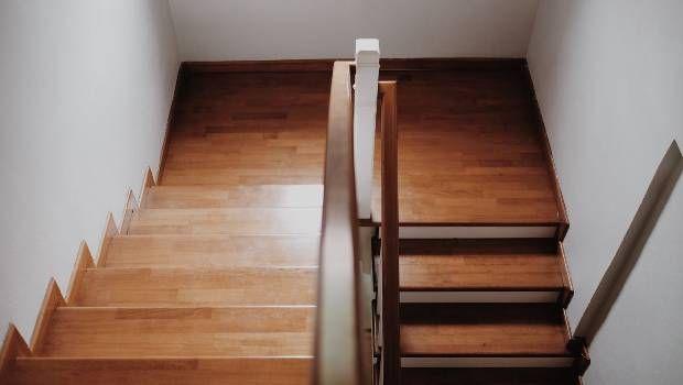 Scala in legno che scricchiola con l&rsquo;umidit&agrave;: come capirne la causa