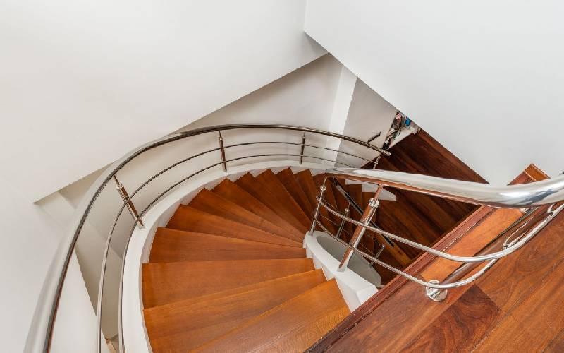 Rumore scala legno casa