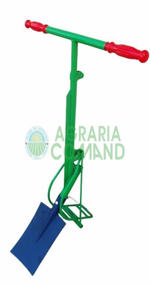 Una pala ergonomica riduce lo sforzo durante lo scavo e la movimentazione del terreno.