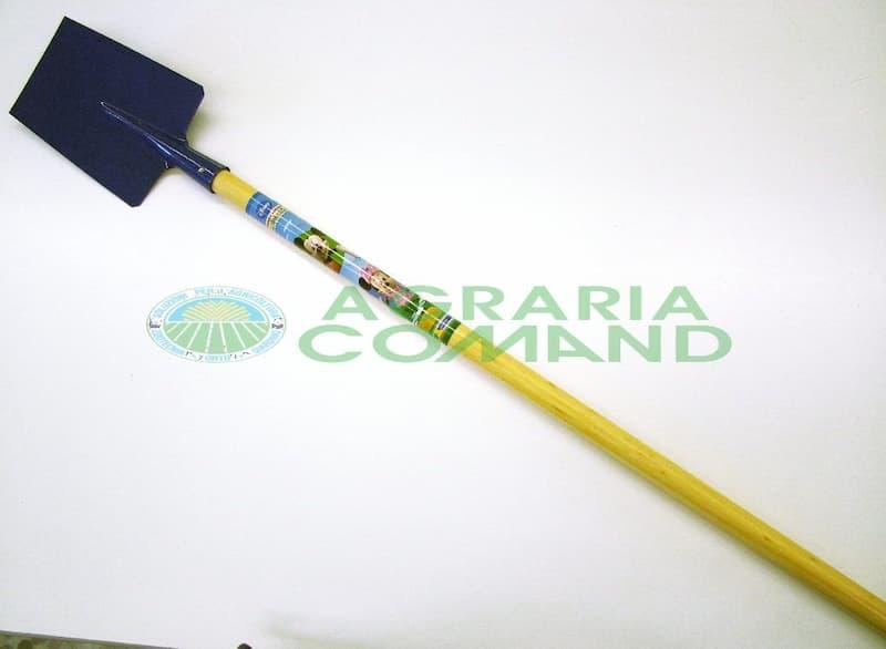 Una vanga in acciaio con manico resistente garantisce precisione e durata nei lavori di giardinaggio