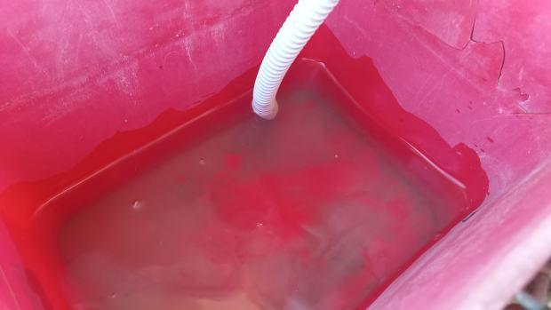 Tubo di scarico immerso nell'acqua 