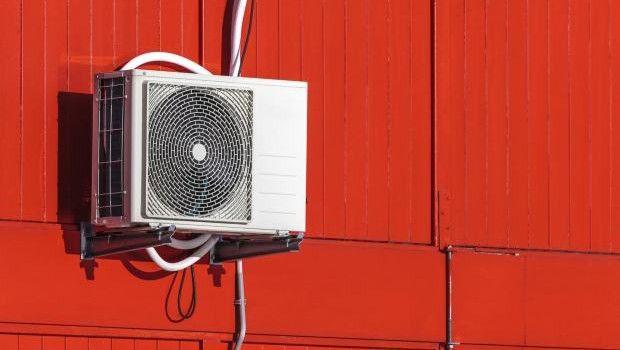 Condizionatore al sole: cosa cambia per consumi e raffrescamento