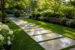 Vialetto in giardino con lastre in quarzite - Foto Daniele F. Toscana