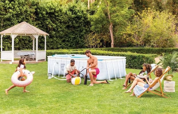 famiglia in piscina