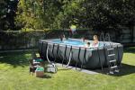 Le piscine fuori terra di grandi dimensioni richiedono un terreno stabile e ben livellato prima dell'installazione.