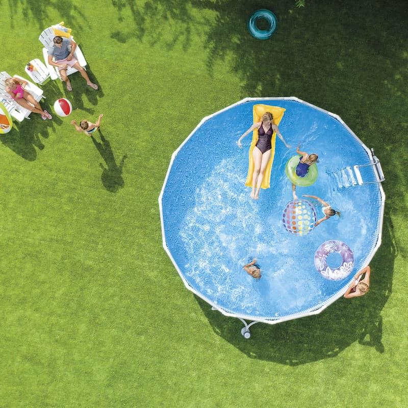 Una piscina fuori terra montata su un prato livellato distribuisce il peso dell'acqua in modo uniforme su tutta la struttura.