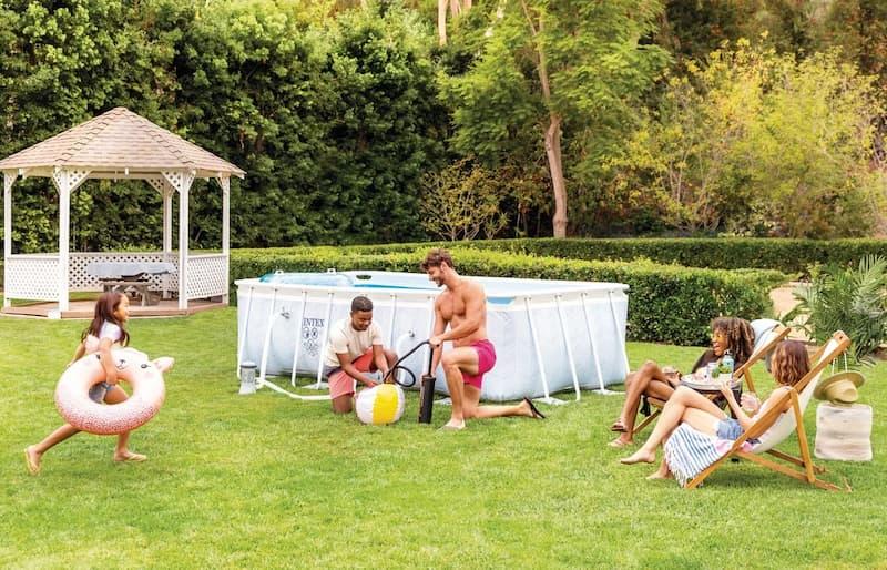 Piscina fuori terra installata su un terreno perfettamente livellato per garantire stabilità e sicurezza durante tutta la stagione.