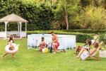 Piscina fuori terra installata su un terreno perfettamente livellato per garantire stabilità e sicurezza durante tutta la stagione.