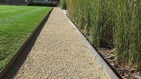 Ghiaia stabilizzata in giardino: come realizzare un camminamento