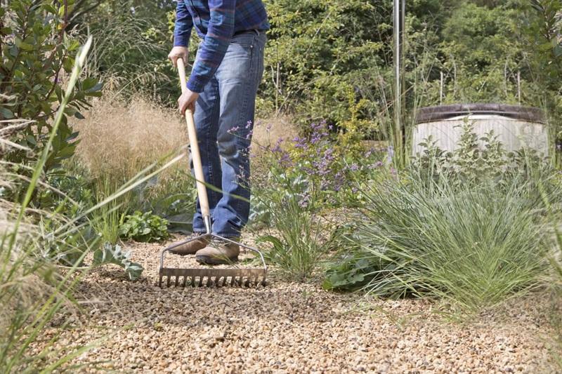 Manutenzione ghiaia stabilizzata, foto di  Sarah Cuttle, da gardenersworldmagazine.nl