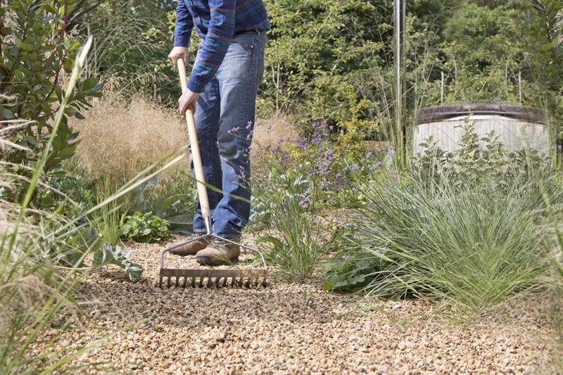 Manutenzione ghiaia stabilizzata, foto di  Sarah Cuttle, da gardenersworldmagazine.nl