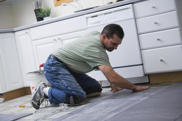 Ristrutturare per vendere: posa del pavimento in sovrapposizione - Getty Images