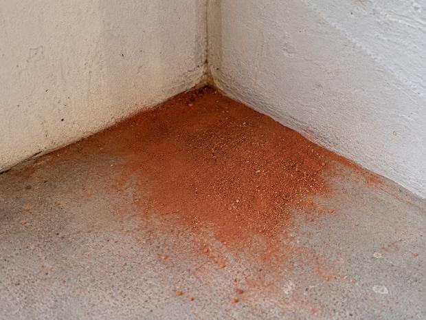 Polvere di laterizio sul pavimento del garage 