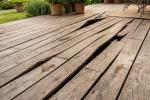 Pavimento in legno deformato