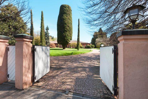 Cancello con ingresso in pendenza 
