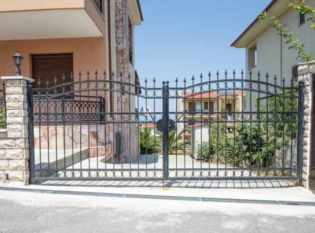 Cancello con strada in pendenza 