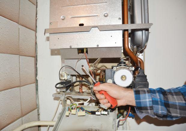 Manutezione in un locale tecnico pompa di calore 