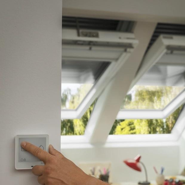Apertura e chiusura con un clic per le finestre elettriche e solari di Velux