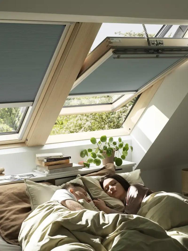 Il comfort delle finestre elettriche o a energia solare di Velux