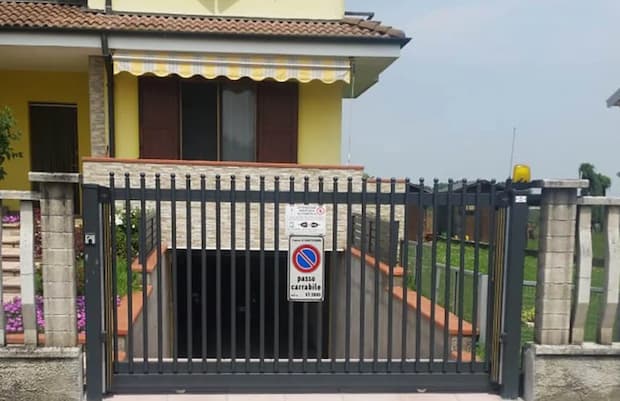 cancello automatico con lampeggiante