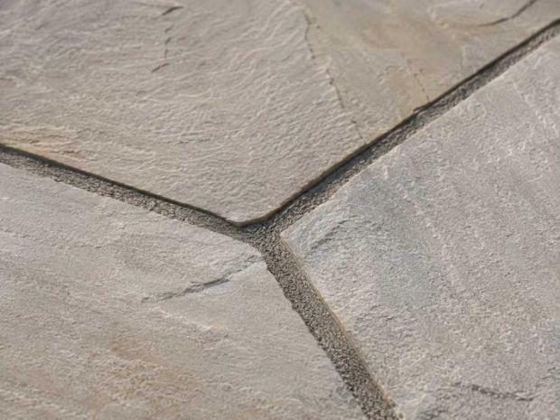 Fughe della pavimentazione in pietra ricostruita 