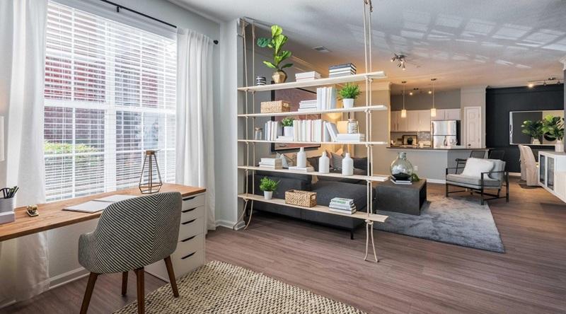 Parete attrezzata divisoria fai da te, da thesagewoodapartments.com