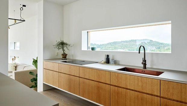 Come progettare una cucina con finestra a nastro