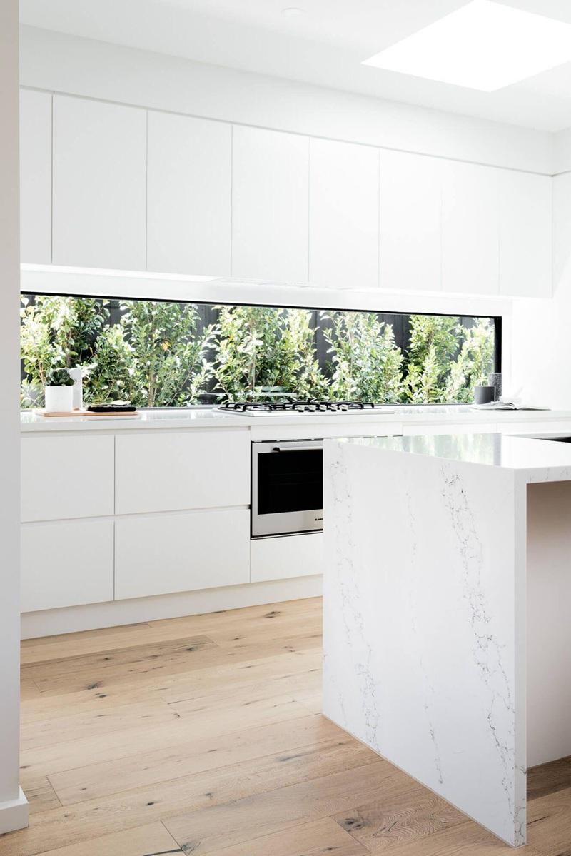 Finestra a nastro in cucina e piano di lavoro, da Pinterest