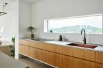Finestra a nastro in cucina, da schueco-homes.com