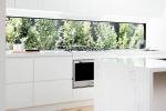 Finestra a nastro in cucina e piano di lavoro, da Pinterest