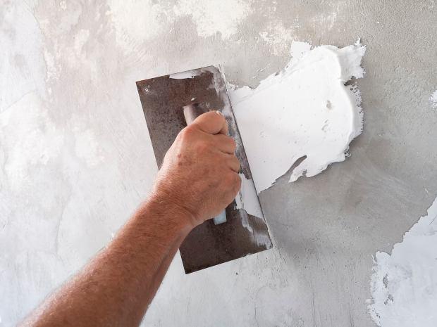 Lavori su una parete interna della casa 
