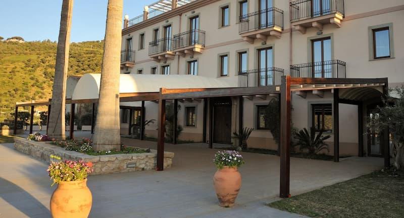 Il pergolato in legno si integra facilmente con edifici tradizionali e spazi esterni di grandi dimensioni.