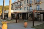 Il pergolato in legno si integra facilmente con edifici tradizionali e spazi esterni di grandi dimensioni.
