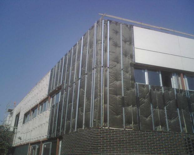 Fase di costruzione di una parete ventilata 