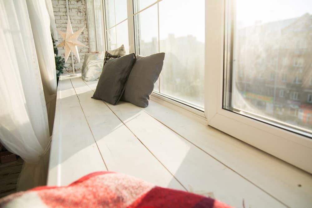Panca contenitore in legno bianco da iStock