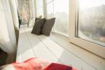 Panca contenitore in legno bianco da iStock