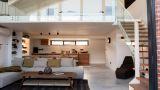 Soppalco aperto sul soggiorno: parapetti, luce e comfort acustico