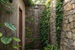 Doccia in muratura in giardino, da garden.eco