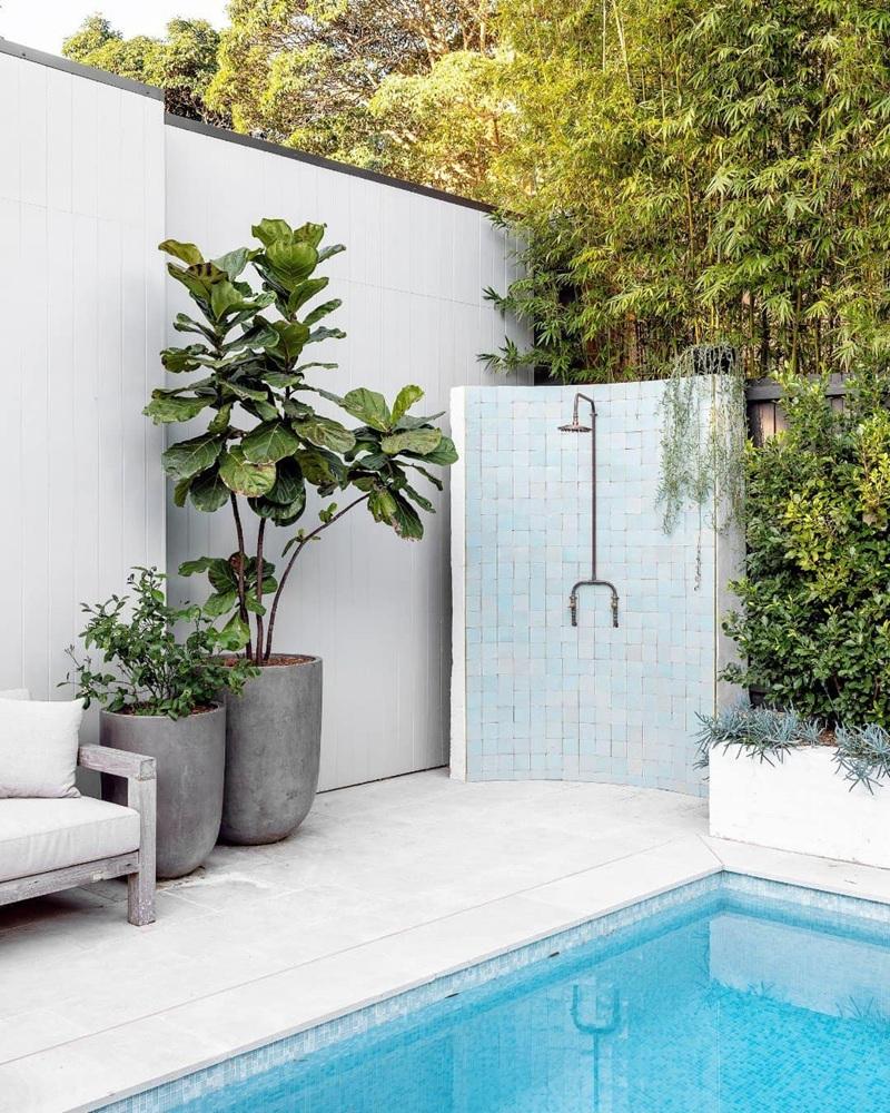 Doccia vicino a piscina, via homestoloveau, foto di @tfadtomferguson @brigidarnottphotography