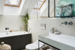 Bagno con finestra e vasca da bagno - foto getty images