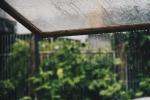Scorrevoli con affaccio su terrazzo e protezione dalla pioggia - foto unsplash