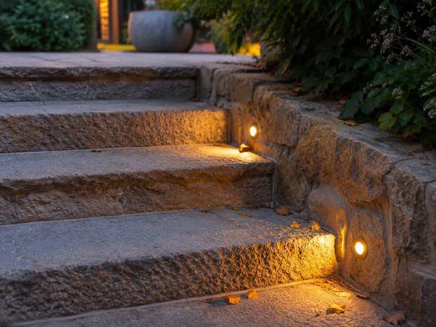 Scala in giardino con illuminazione laterale