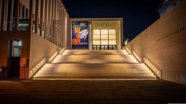 illuminazione laterale su un'ampia scala esterna