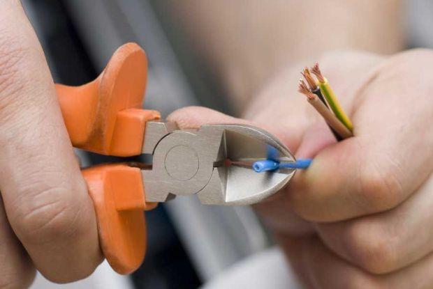 Per alcuni lavori meglio chiamare un elettricista esperto