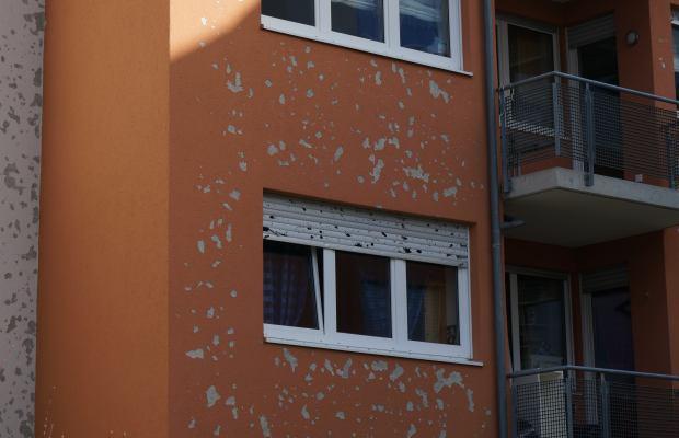 Facciata di un palazzo con danni da grandine 