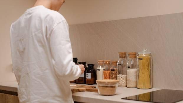 Come progettare una dispensa passante accanto alla cucina