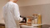 Cucina con dispensa passante: percorsi, porte e spazi di contenimento